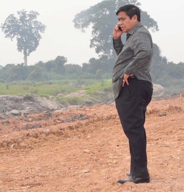 Gubernur HBA meninjau pembangunan jalan.
